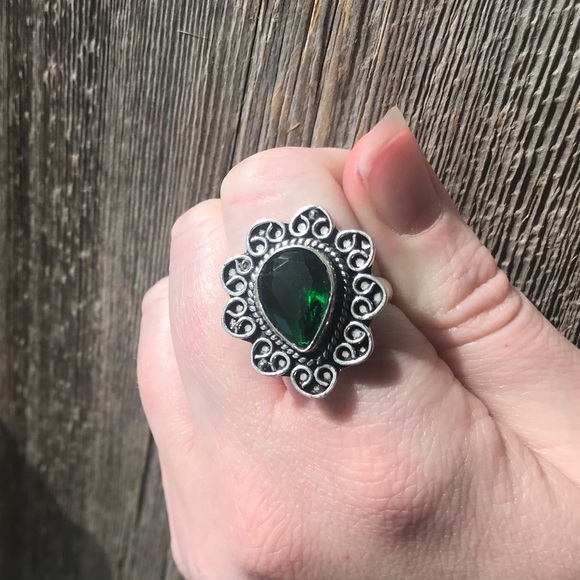 Silver plated emerald green quartz boho cocktail ring with filigree scrollwork - Picture 11 of 11